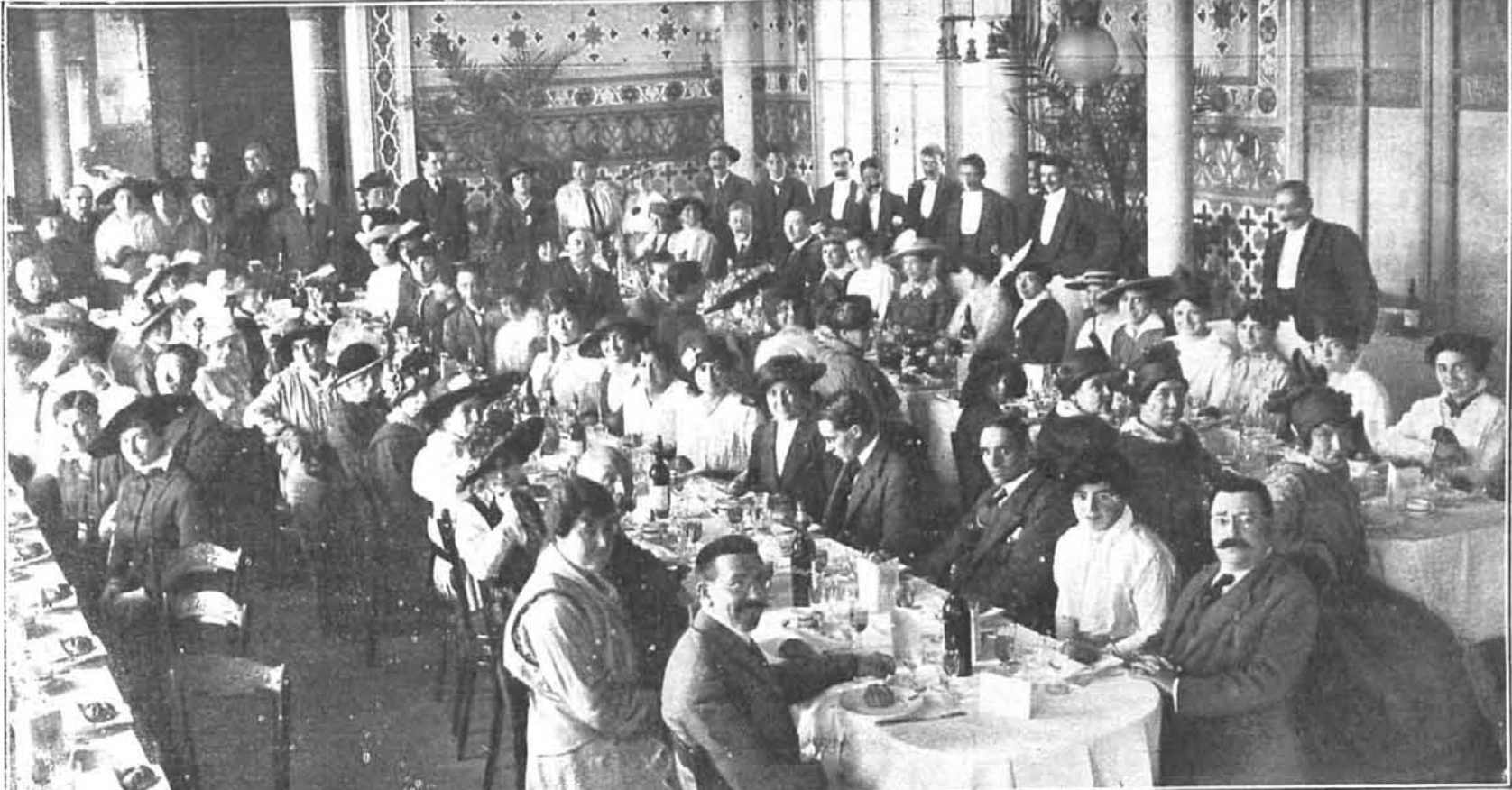1916年、バルセロナのHotel Tibidaboで開かれたマリア・モンテッソーリを称える宴席
