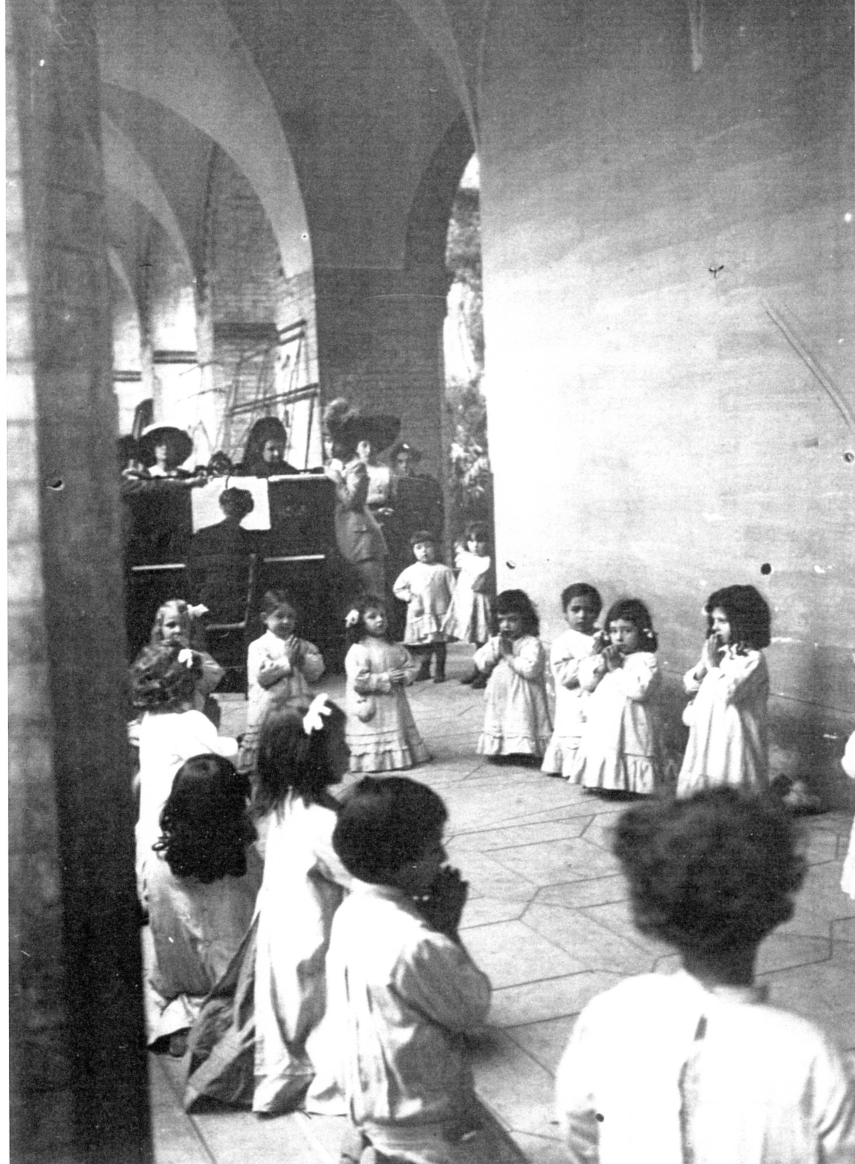 Via Giustiの子どもの家で一緒に過ごす子どもたち