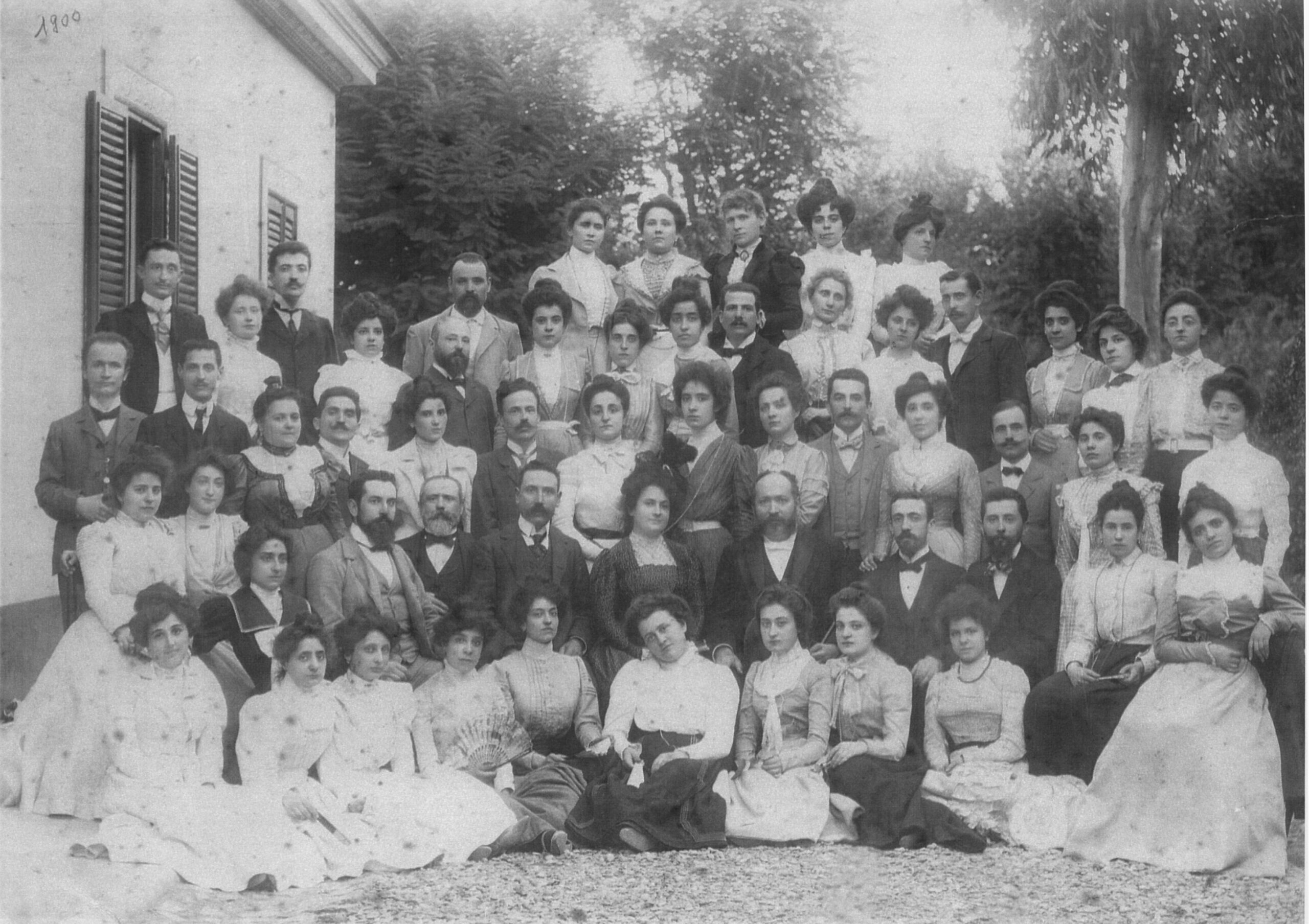 1900年、ローマのScuola Magistrale Ortofrenicaの教師と学生の集合写真。マリア・モンテッソーリは下から2列目の中央