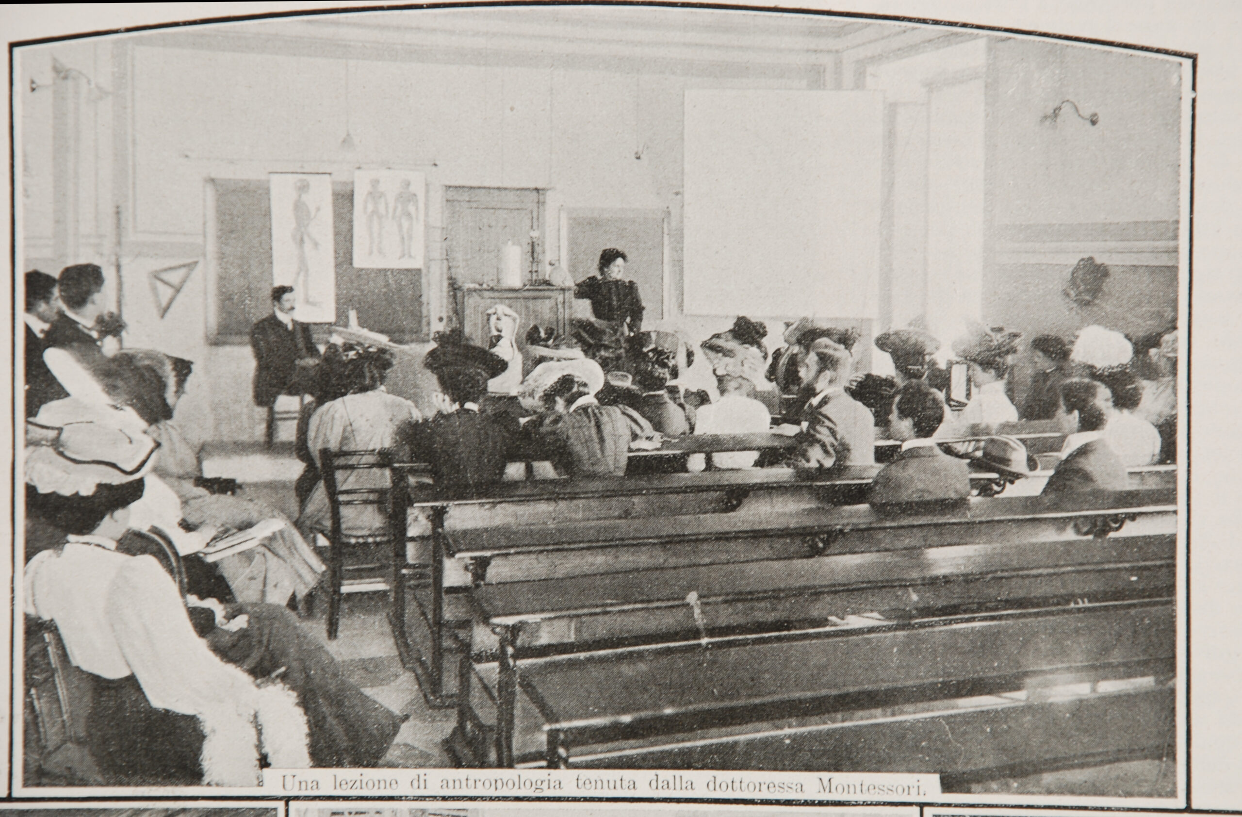 1906年、ローマ大学で人類学を講義するマリア・モンテッソーリ
