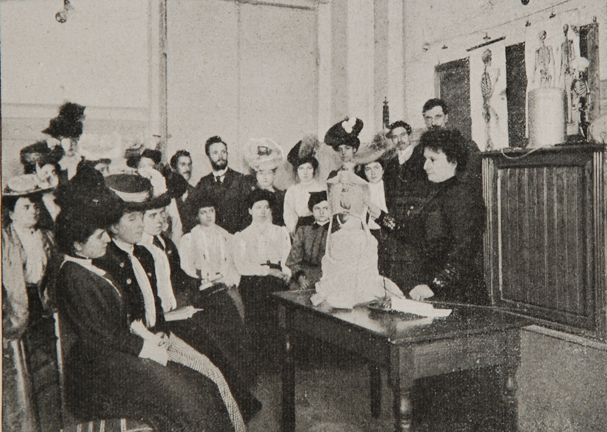 1906年、ローマ大学の人類学講義で実演を行うマリア・モンテッソーリ