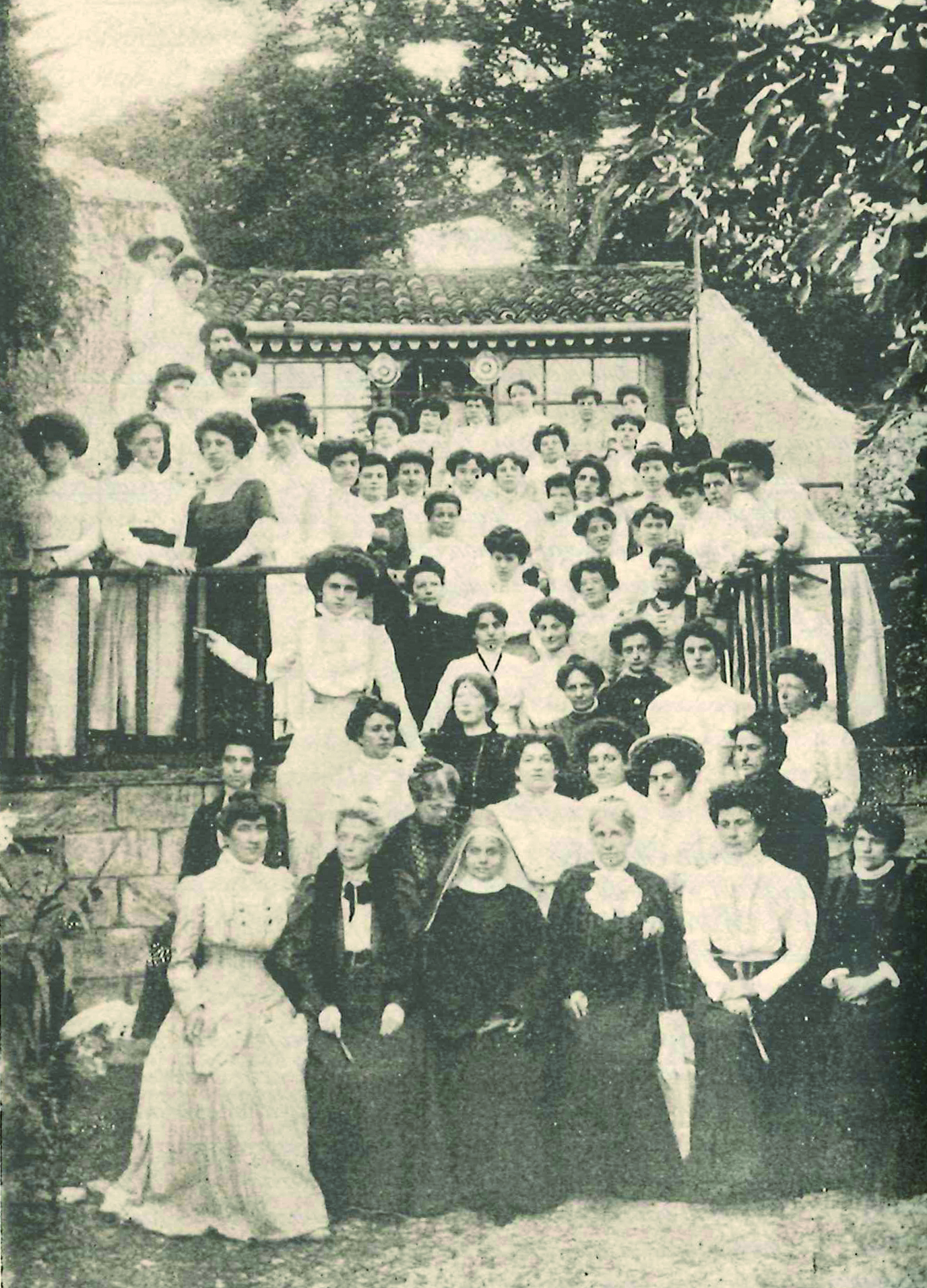 1909年、チッタ・ディ・カステッロのVilla Montescaで行われた科学的教育学講座の集合写真