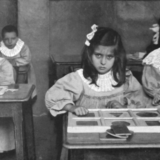 平面幾何学のはめ込みに取り組むサン・ロレンツォの子ども