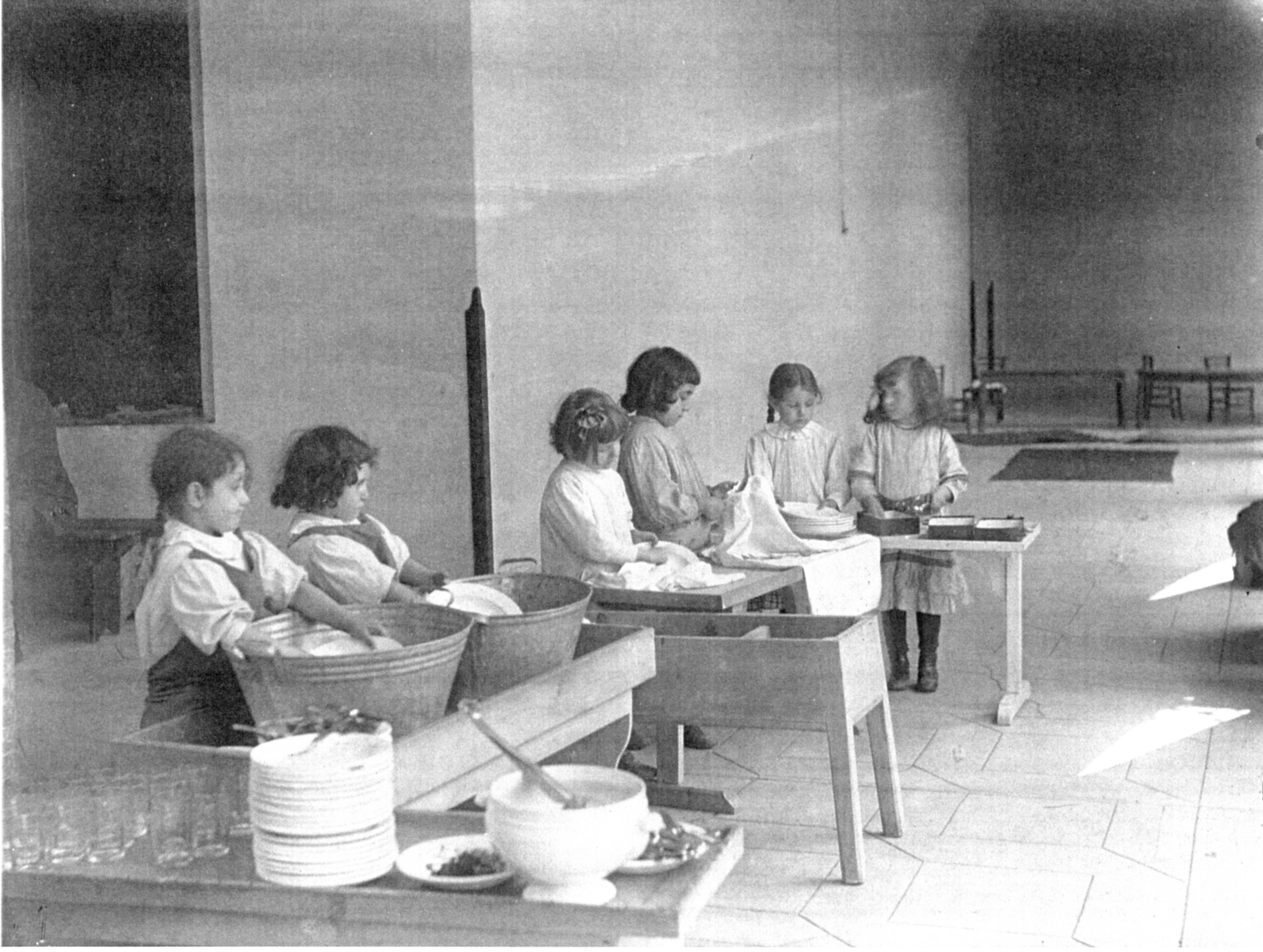 Via Giustiの子どもの家で、たらいを使って洗濯をする子どもたち