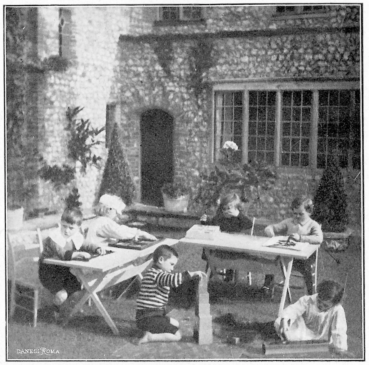 1910年代初頭、イギリスのRuntonにある子どもの家の屋外教室