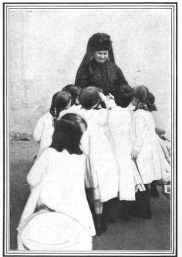 ローマのSt. Angelo校を訪れ、子どもたちに迎えられるマリア・モンテッソーリ