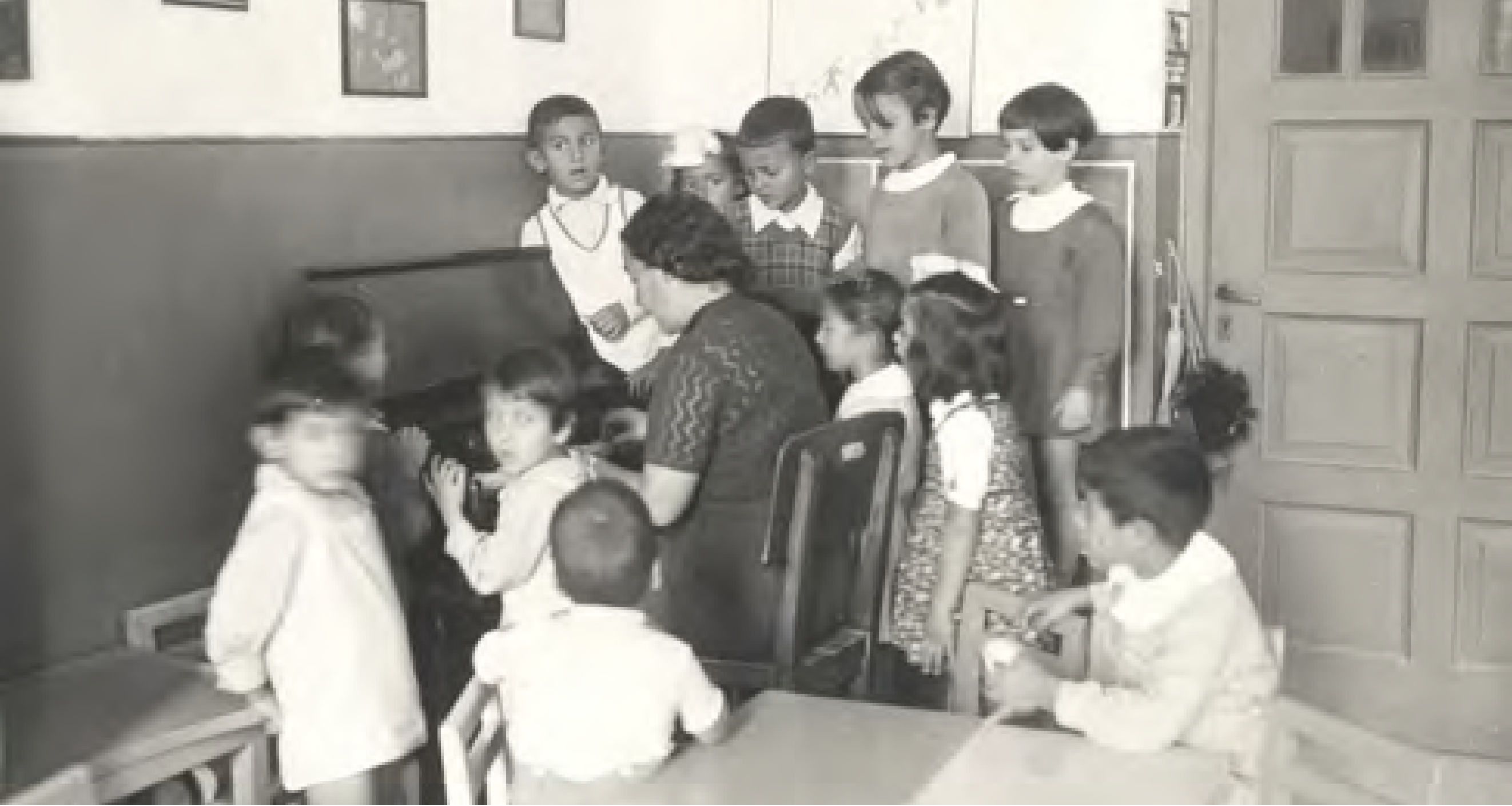 1950年頃マリア・グーデリの自宅に設けられたモンテッソーリ小学校の子どもたち