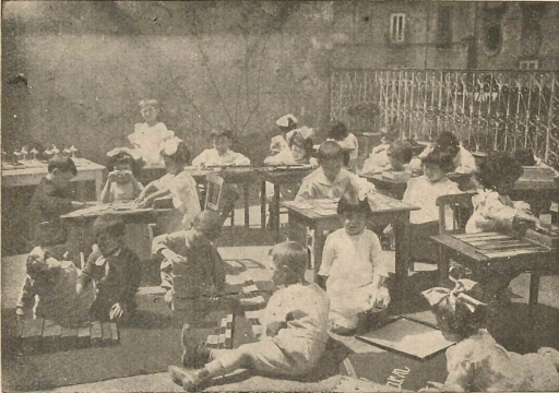 1920年代初頭、ナポリの市立「子どもの家」のテラスで活動する子どもたち