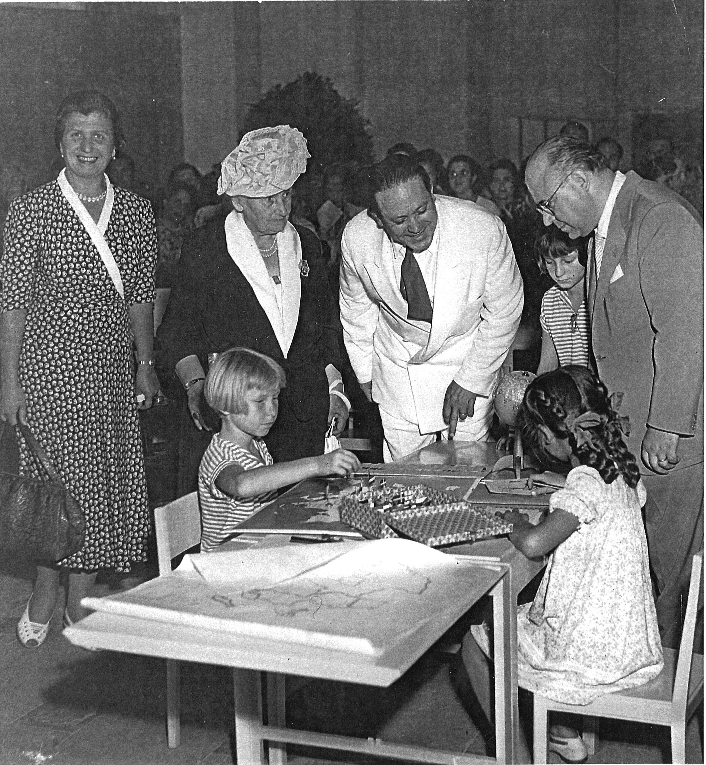 1949年、サンレモの第8回国際モンテッソーリ大会で子どもたちの活動を見るマリア・モンテッソーリと関係者