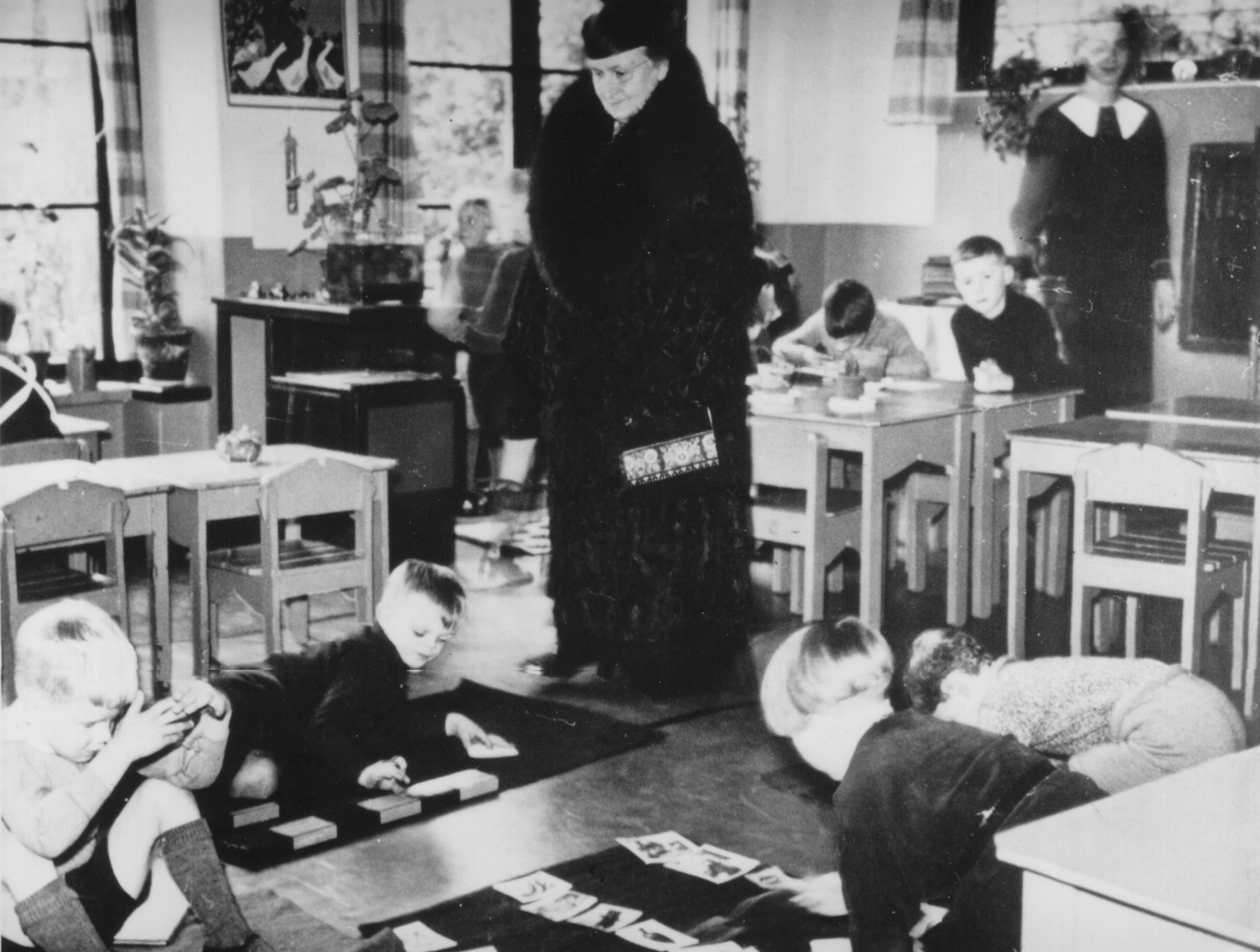 1951年、ロンドンのGatehouse Schoolを訪れるマリア・モンテッソーリ
