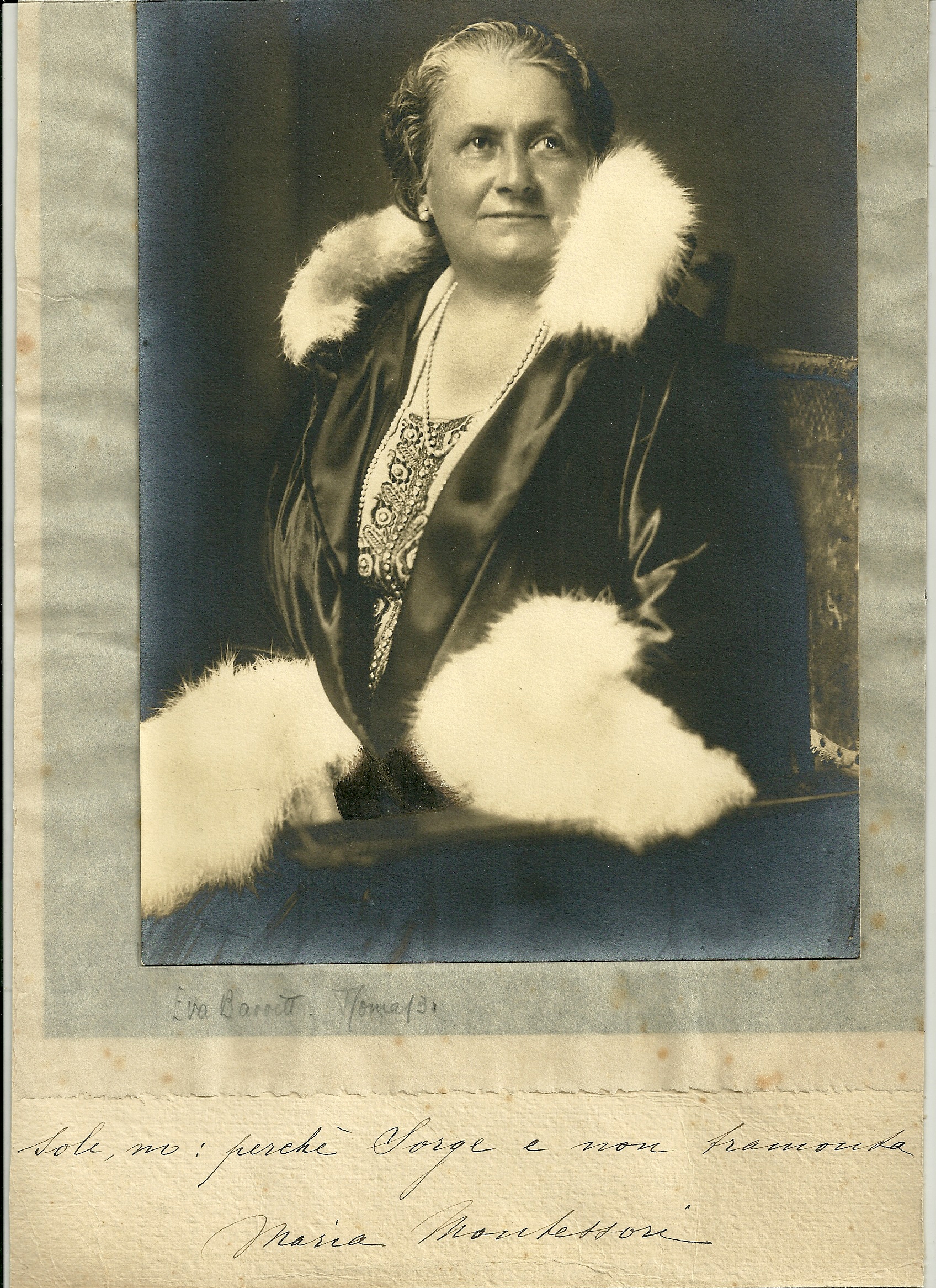 1931年、ローマで撮影された、Giuliana Sorgeへの献辞入りのマリア・モンテッソーリの肖像