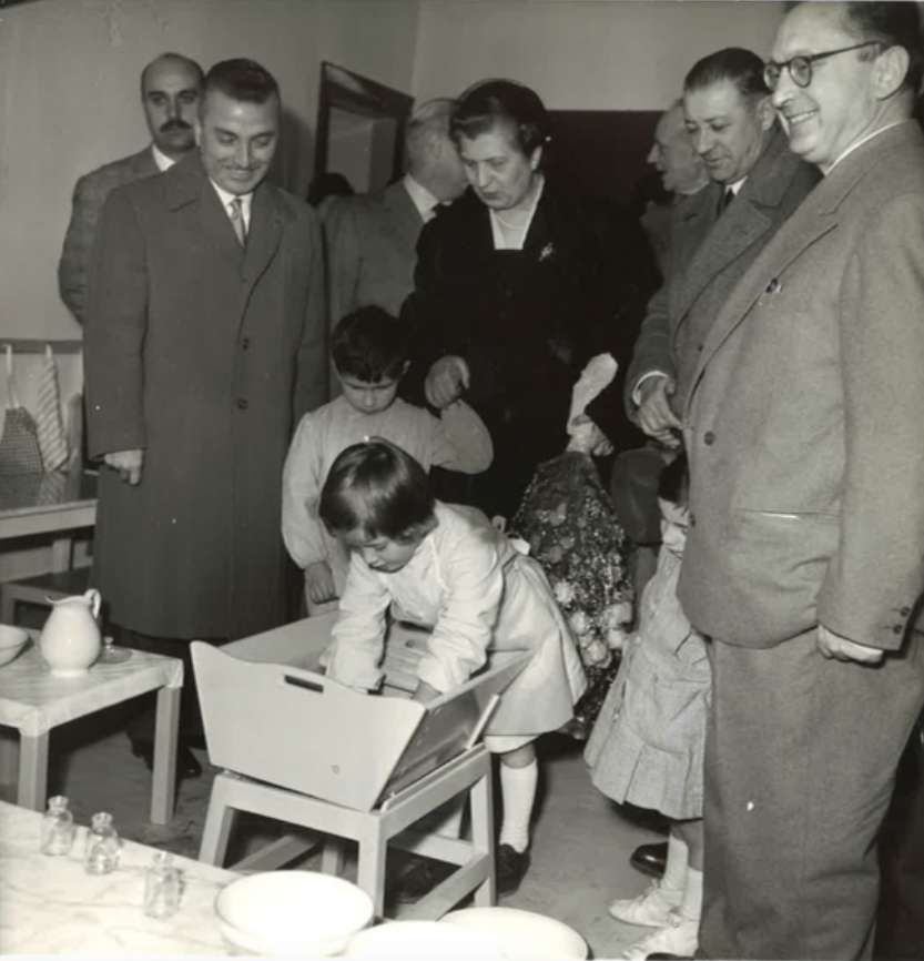 1957年、ローマのTuscolano地区の子どもの家を訪れるMaria de Unterrichter Jervolinoら