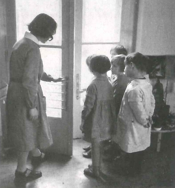 1934年頃、ウィーンの「子どもの家」に設けられた大人用と子ども用のドアハンドル