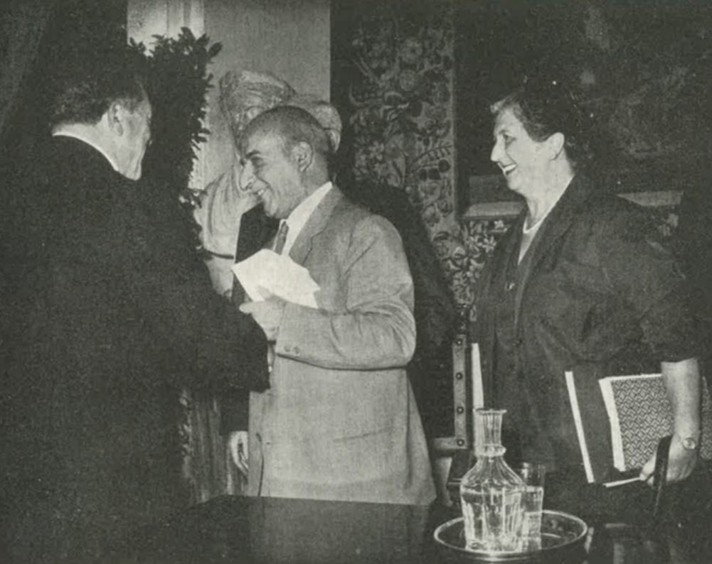 1957年、第11回国際モンテッソーリ大会でローマ市長の挨拶を受けるマリオ・モンテッソーリ