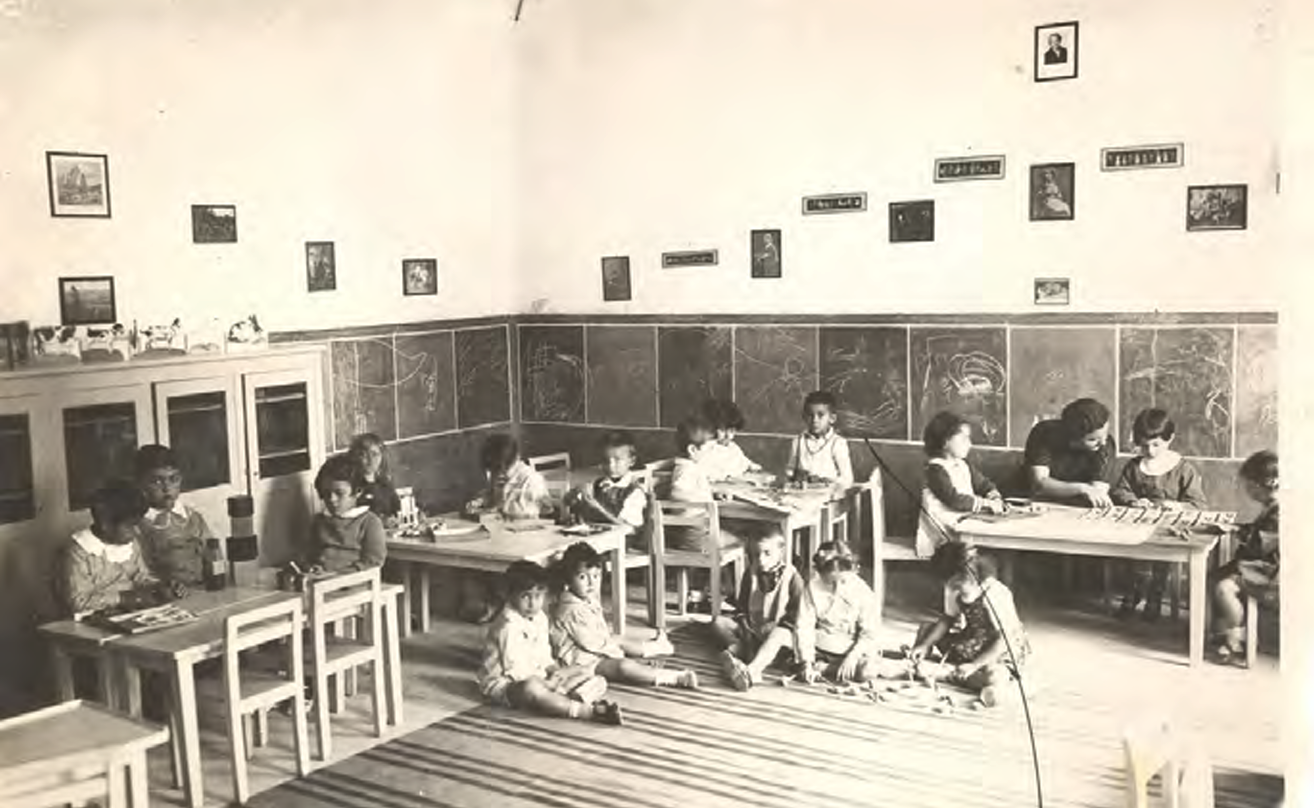 1938年ギリシャ・アテネのマラスリオ初等学校に設けられたモンテッソーリ教室で活動する子どもたち