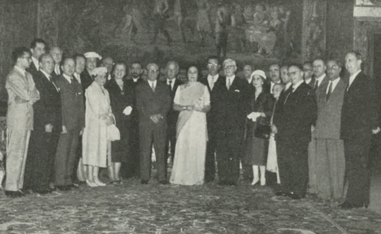 1957年、クイリナーレ宮殿でイタリア大統領Giovanni Gronchiに迎えられる第11回国際モンテッソーリ大会の代表団