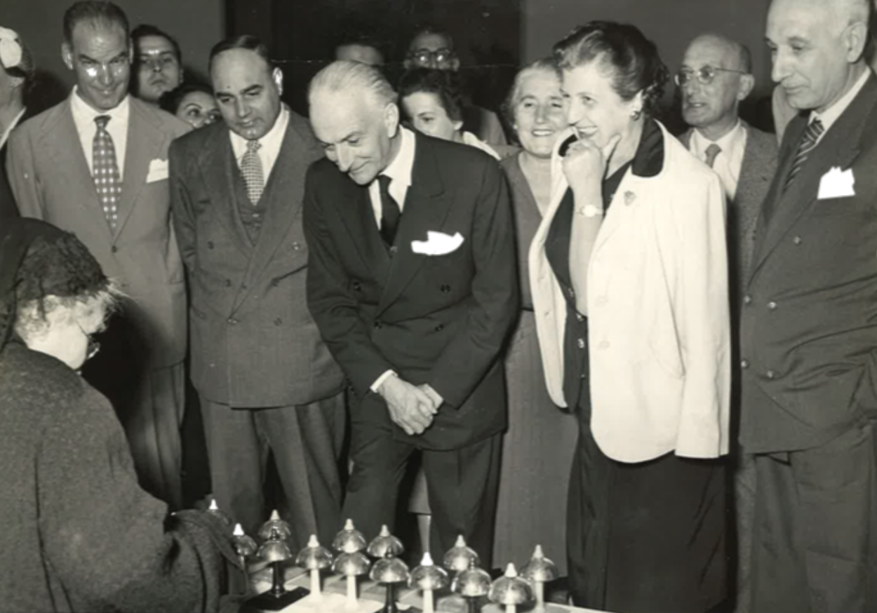1952年、ナポリの全国モンテッソーリ大会で音感ベルを示すアンナ・マリア・マッケローニ