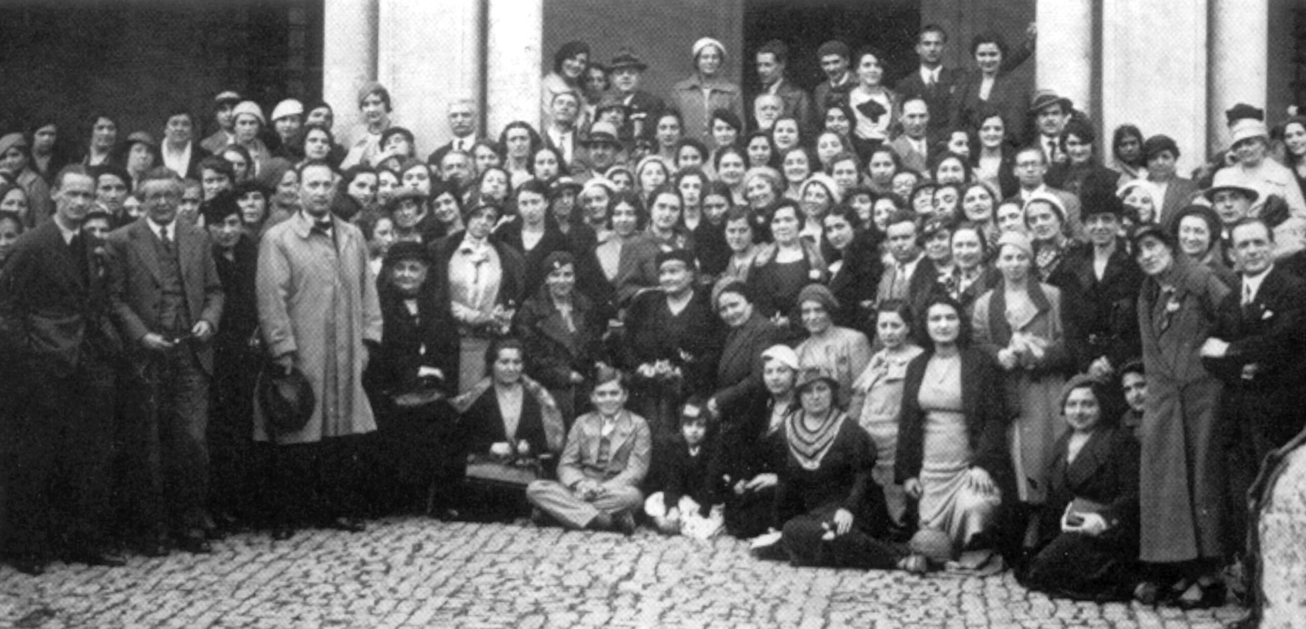 1934年、第4回国際モンテッソーリ大会の参加者たち。中央にマリア・モンテッソーリ、左から2人目にジャン・ピアジェ