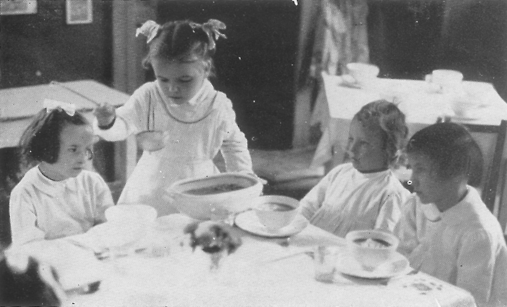 1940年代後半、ベルガモのモンテッソーリ校で日常生活の練習をする子どもたち