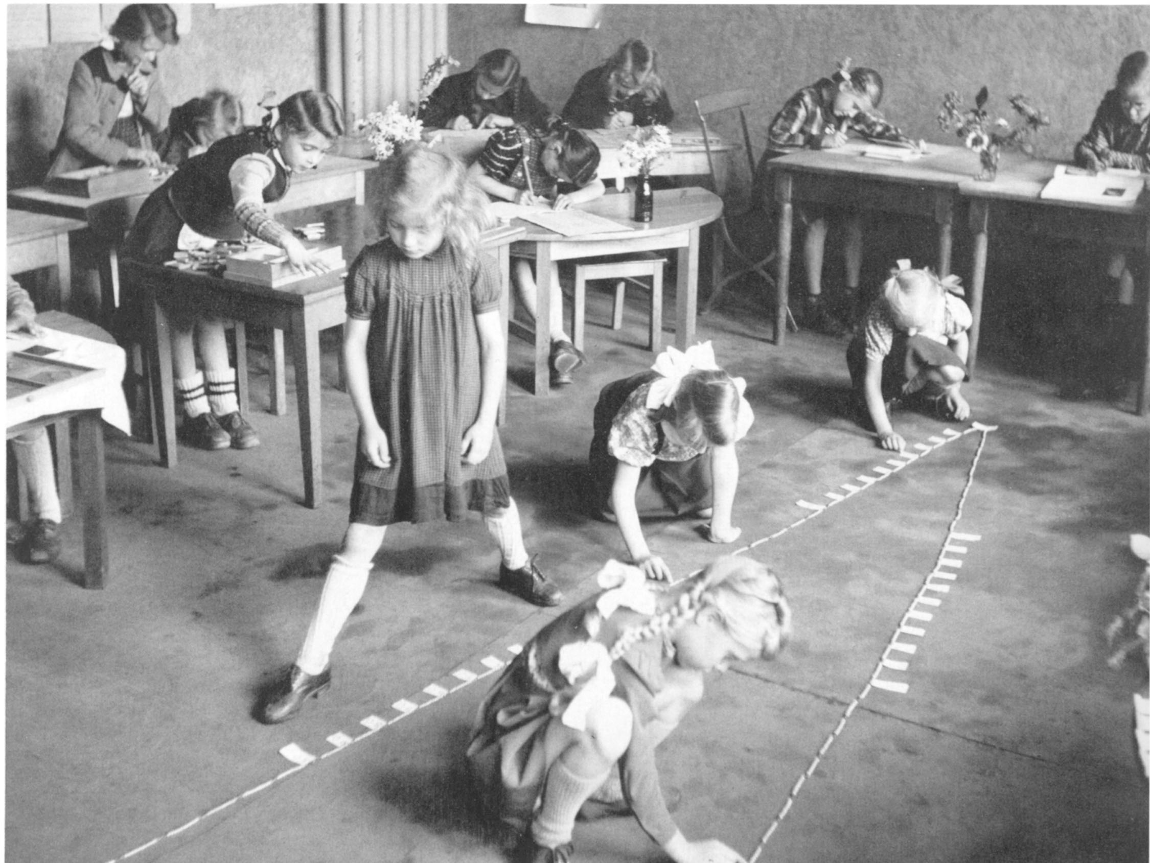 1949年、ベルリン・Tegelで千の鎖を数える子どもたち