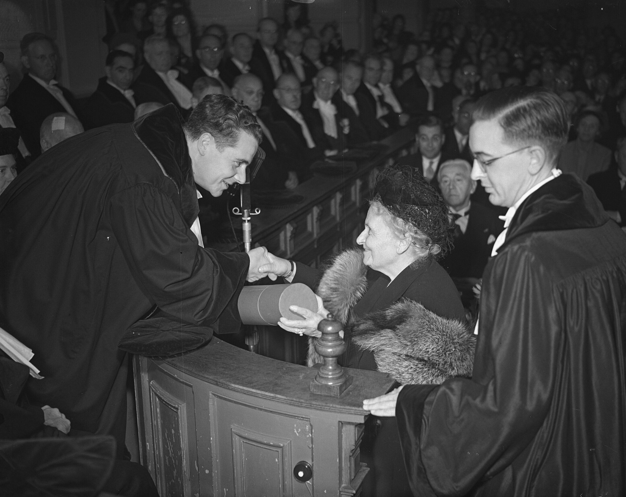 1950年9月18日、アムステルダム市立大学から名誉博士号を授与されるマリア・モンテッソーリ