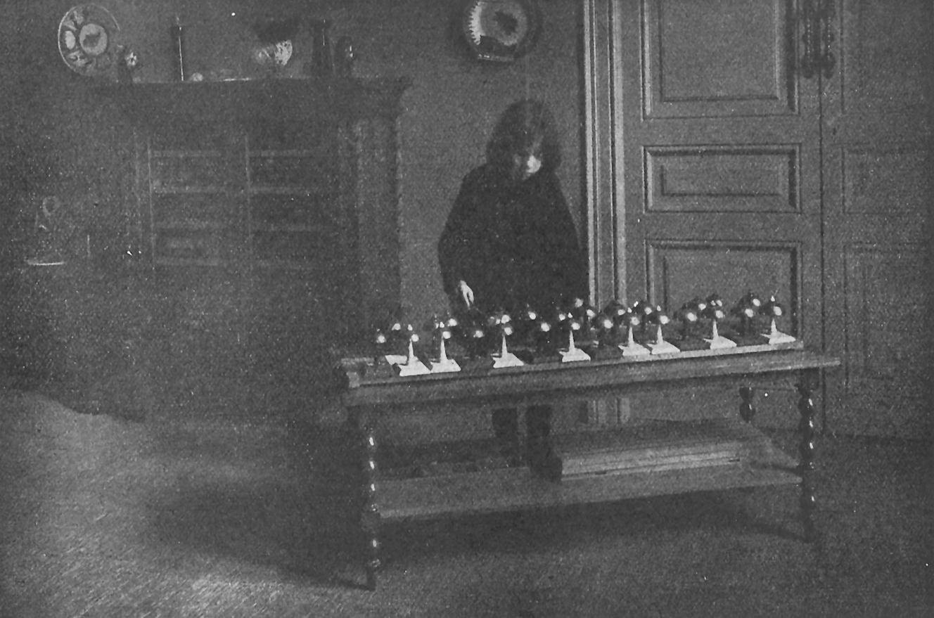 1920年代、音感ベルを使って音の高さを聴き分ける子ども