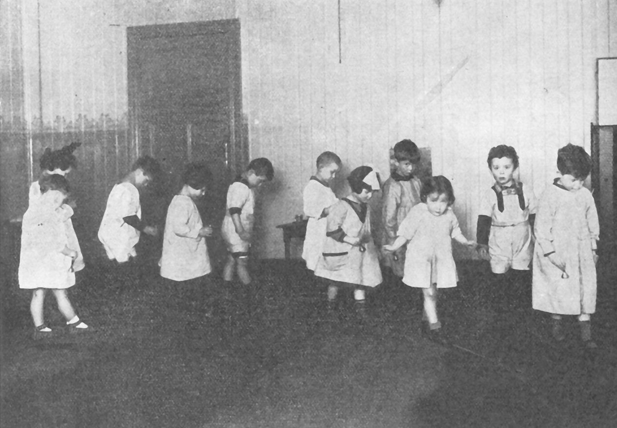 1920年代、線の上を歩く活動に取り組む子どもたち