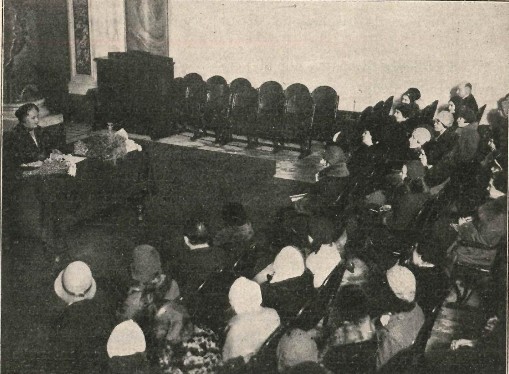 1931年、ローマのSala Borrominiで講義するマリア・モンテッソーリ
