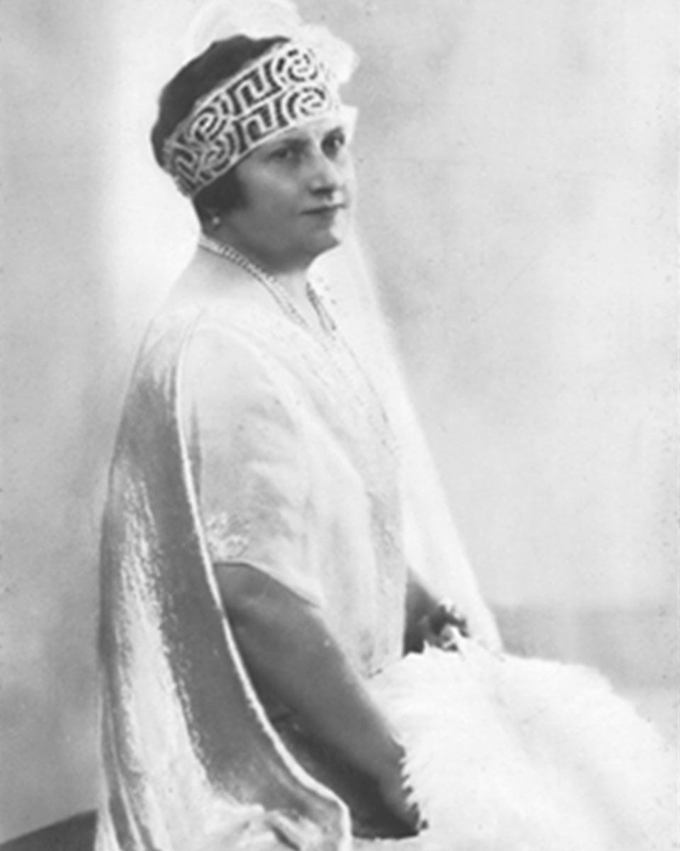 1927年、英国宮廷のレセプションへの招待に際して撮影されたマリア・モンテッソーリの肖像