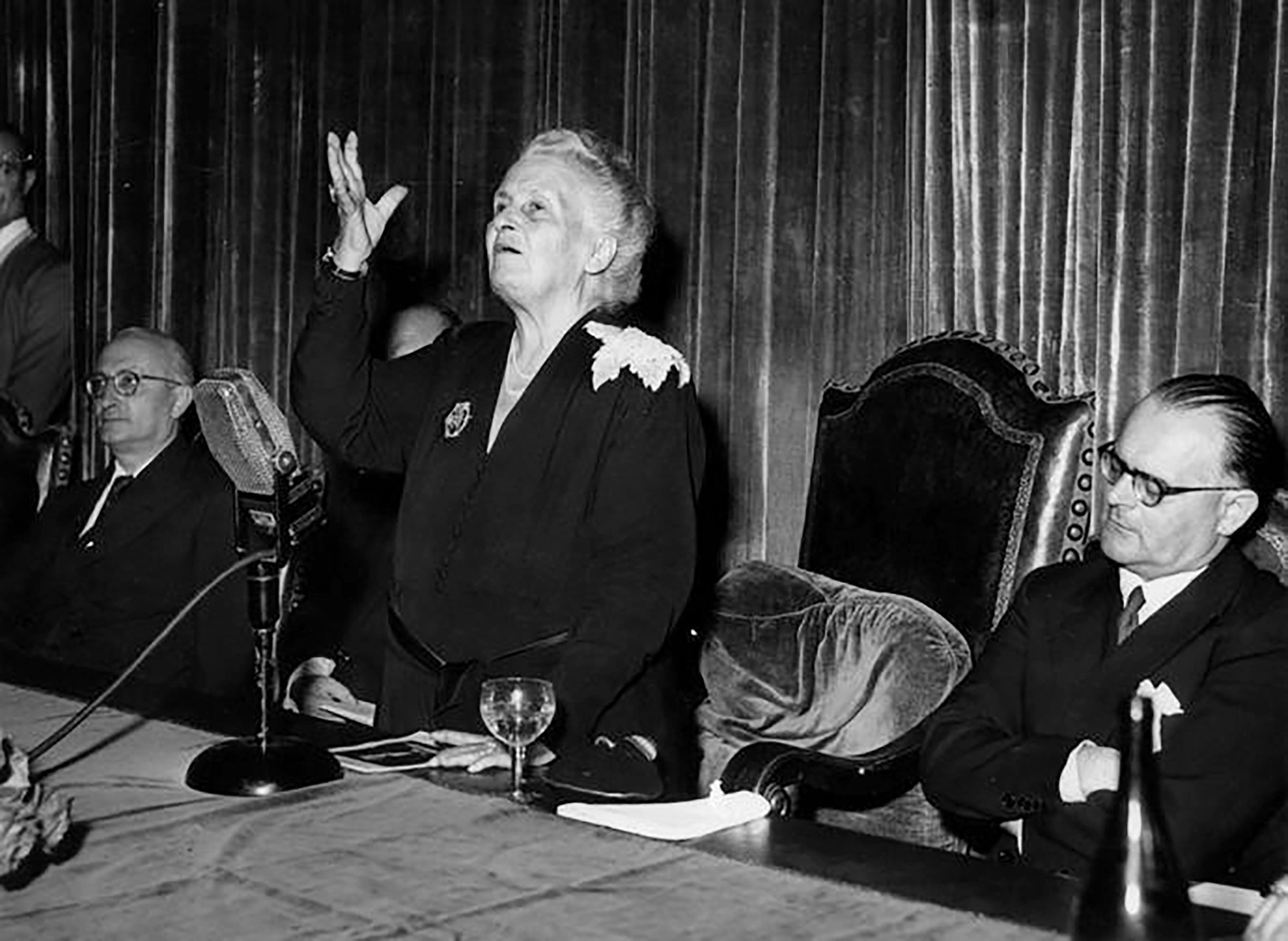 1951年、UNESCOでのマリア・モンテッソーリ